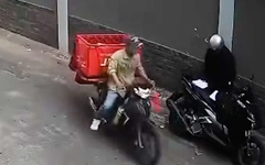 Video xe máy cùng giỏ hàng của nam shipper bị trộm, đã bắt được nghi phạm