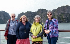 Nhóm bạn thân U70 người Úc bay gần 9 tiếng đến Việt Nam ăn phở, ngủ đêm trên vịnh Hạ Long