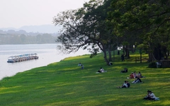 Huế xanh thắm đôi bờ sông Hương