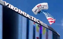 Giải cứu người nhảy dù bị mắc vào bảng điện tử trên sân vận động ở Mỹ