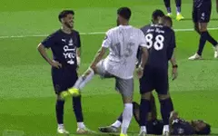 Cầu thủ nhận thẻ đỏ vì… đùa quá trớn