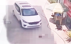 Bé gái bị ô tô cán tử vong tại cây xăng ở Bến Cát, công an trích xuất camera điều tra
