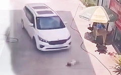 Bé gái bị ô tô cán tử vong tại cây xăng ở Bến Cát, công an trích xuất camera điều tra