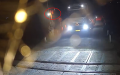 Tài xế vượt đường sắt khi có tín hiệu đèn đỏ, bị phạt 5 triệu đồng