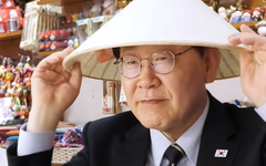 Video Tổng thống Hàn Quốc thích thú đội nón lá, ăn sầu riêng khi dạo phố Hà Nội