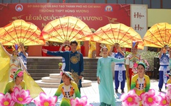 Học sinh Trường THPT Hùng Vương xem thầy cô kể chuyện cội nguồn trên sân khấu