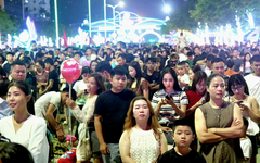 'Biển người' chen chân xem khai mạc Festival Du lịch Cửa Lò