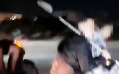 Bắt khẩn cấp 20 người mang hung khí rượt đánh nhau trên đường