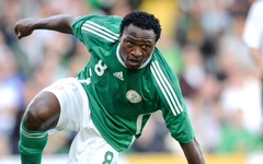 Cựu tuyển thủ Nigeria đột tử trong trận đấu giao hữu