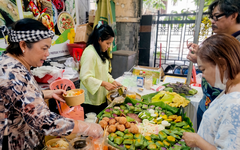 Nghỉ lễ, người dân TP.HCM chọn đến phiên chợ xanh 'săn' đặc sản vùng miền