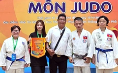 Một gia đình trưởng thành trên thảm judo