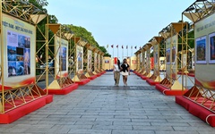 Đến đường đi bộ Nguyễn Huệ thưởng thức triển lãm ảnh 'Việt Nam - Một dải non sông'