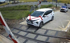 Phạt tài xế ô tô chở đám cưới cố vượt gác chắn đường sắt