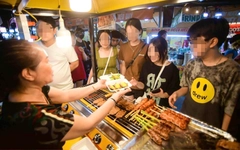 Chủ quán bán đồ ăn không cắt ngắn móng tay, không đeo găng tay có thể bị phạt tới 4 triệu đồng