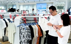 Dịp giỗ Tổ Hùng Vương: Người dân chi tiêu thận trọng, trung tâm thương mại hút khách