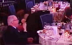 Thản nhiên ăn salad giữa tiếng súng nổ hỗn loạn tại tiệc Nhà Trắng, người đàn ông nói gì?