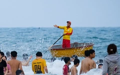 Cứu 2 du khách Ấn Độ suýt đuối nước trên biển Đà Nẵng