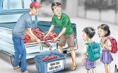 Lũ trẻ ngơ ngác vì không biết mấy chú đang làm gì với suất ăn của mình