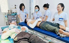 Dùng bình gas làm thịt chó, hai người bỏng nặng