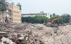 Đang phá dỡ những công trình cuối để bàn giao mặt bằng làm quảng trường phía Đông hồ Gươm