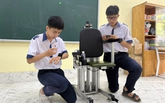Học sinh chế tạo robot giám sát sức khỏe người cao tuổi
