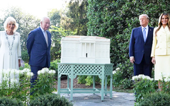 Video ông Trump đưa Vua Charles III đi xem tổ ong trong Nhà Trắng