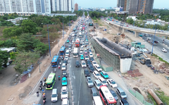 Người dân về quê và đi chơi chiều 29-4, các cửa ngõ TP.HCM ùn ứ nhẹ