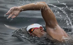 ‘Người cá’ Andy Donaldson lập kỷ lục bơi khiến người khác phải… rùng mình