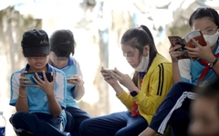 Hệ lụy khó lường khi trẻ em mê điện thoại