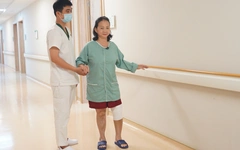 Người phụ nữ ở Đà Nẵng được robot hỗ trợ thay khớp gối, hồi phục sau 3 giờ