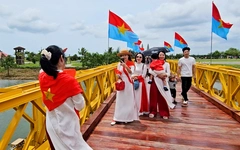 Hàng ngàn du khách về cầu Hiền Lương trong ngày 30-4