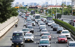 Dòng người ùn ùn đổ về các điểm du lịch quanh Hà Nội, cao tốc phía nam tắc dài từ sáng sớm