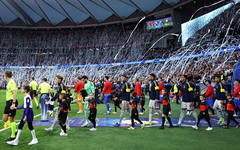 Vì sao trận đấu giữa Atletico Madrid và Arsenal tràn ngập giấy vệ sinh?