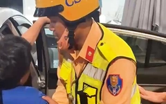 Cảnh sát giao thông Đà Nẵng mở đường đưa người đàn ông bị viêm dạ dày cấp đến bệnh viện