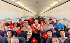 Vietjet rực rỡ cờ đỏ sao vàng chào đón hành khách mừng Đại lễ 30-4