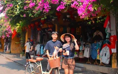 Hoa giấy nhuộm sắc phố cổ Hội An, du khách mê mẩn check-in