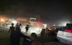 Người dân Campuchia dựng hàng rào bao vây xe cảnh sát để... bảo vệ nghi phạm