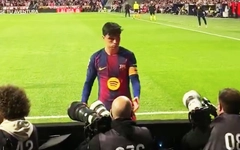 Pedri gây cười khi tưởng đầu hói của phóng viên ảnh là bóng