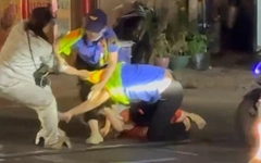 Xác minh clip hai nữ nhân viên đường sắt bị người đi xe máy vượt gác chắn hành hung