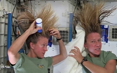 Nữ phi hành gia gội đầu thế nào khi bay vào không gian?