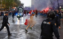 Xe buýt Real Madrid bị người khỏa thân chặn đường