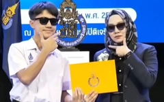 Cô hiệu trưởng gây sốt với màn trao bằng tốt nghiệp quá đáng yêu