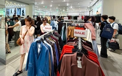 Dịp lễ 30-4: người dân TP.HCM không đi xa, dành tiền vào trung tâm thương mại 'săn sale'