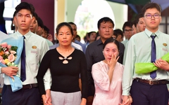 Học sinh TP.HCM kể về mẹ nuôi trong lễ trưởng thành, nhiều người bật khóc