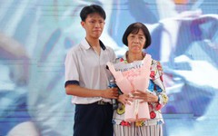 Xúc động trước lời tri ân đặc biệt của nam sinh Trường THPT Phan Đăng Lưu dành cho bà ngoại