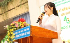 Nữ sinh Tây Thạnh bật khóc cảm ơn ba mẹ tại lễ kết nạp Đảng tuổi 18