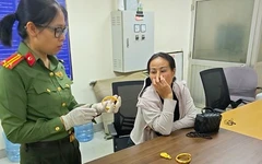 Người phụ nữ giấu 7 cây vàng trong quần lót tại sân bay, lộ đường dây buôn lậu từ Campuchia