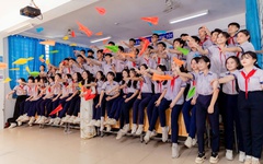 Học sinh lớp 9 rộn ràng lưu giữ những khoảnh khắc cuối cấp đáng nhớ