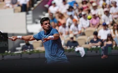 Hy hữu ở Roland Garros 2026, tay vợt vội vã chạy khỏi sân vì 'Tào Tháo rượt'