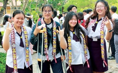 Học trò lưu giữ thanh xuân cuối cấp cùng dải băng tốt nghiệp
